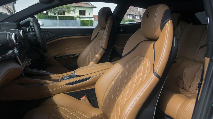 Интерьер Ferrari GTC4Lusso 2016 года  (AU) (фото 9 из 32)